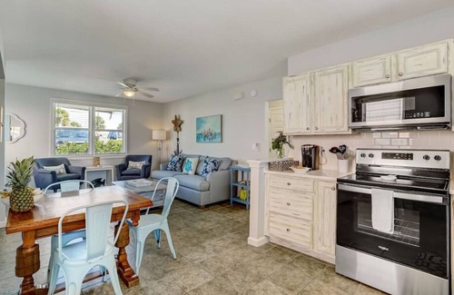 Fernandina Beach Copropriété | South Beach Cabana Down | Patio | Pool | Across Street from Beach