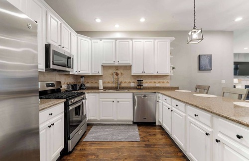 Near South Side Appartement | South Loop Three Bedroom Two Bath Home