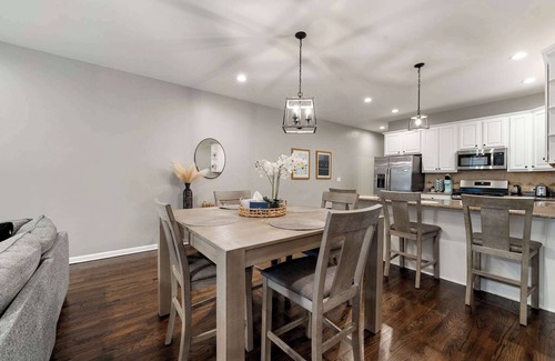 Near South Side Appartement | South Loop Three Bedroom Two Bath Home