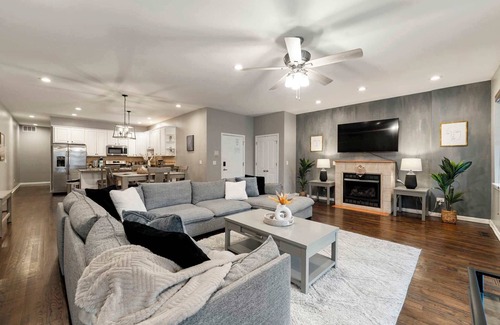 Near South Side Appartement | South Loop Three Bedroom Two Bath Home