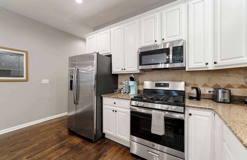 Near South Side Appartement | South Loop Three Bedroom Two Bath Home