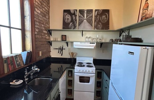 Lawrenceburg Appartement | Southern Charm at Trail Suites Inn- Suite A in Lawrenceburg, KY