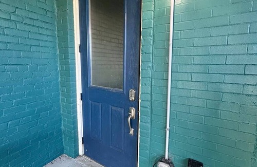 Lawrenceburg Appartement | Southern Charm at Trail Suites Inn- Suite A in Lawrenceburg, KY