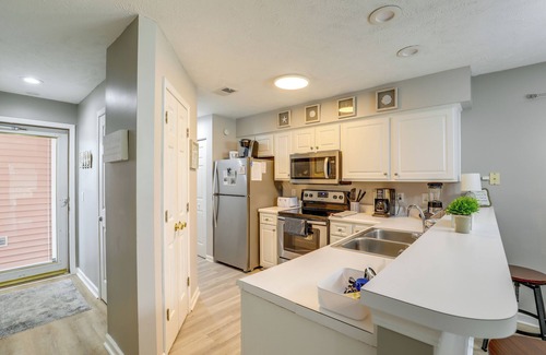 Carolina Forest Copropriété | 'Southern Charm' Condo w/ Pool ~ 4 Mi to Broadway!