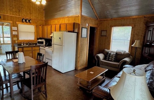 Sardis Cabine | Southern Charm Sardis cabin 2-bedrooms with A/C, WiFi, and satellite TV