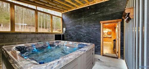 Scottsboro Maison | Southern Comfort Retreat with a private hot tub