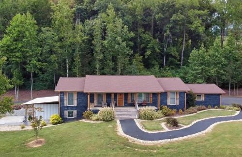 Scottsboro Maison | Southern Comfort Retreat with a private hot tub