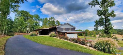 Scottsboro Maison | Southern Comfort Retreat with a private hot tub