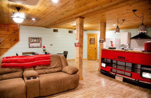 Scottsboro Maison | Southern Comfort Retreat with a private hot tub