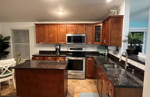 Cutthroat Harbor Estates Maison | SOUTHERN SUNSET - As seen on House Hunters-S228 E6 - Family Time in the FL Keys