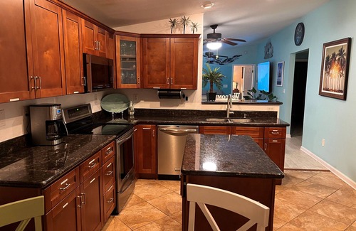 Cutthroat Harbor Estates Maison | SOUTHERN SUNSET - As seen on House Hunters-S228 E6 - Family Time in the FL Keys