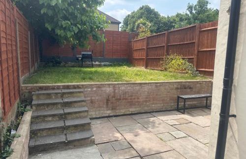 Southgate Maison | Southgate Home - Sleeps 14 - Parking - Central