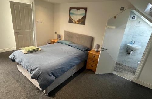 Southgate Maison | Southgate Home - Sleeps 14 - Parking - Central