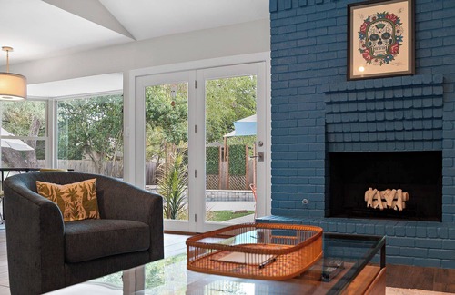 Travis Country Maison | Southwest Austin Home + Pool - Sage!