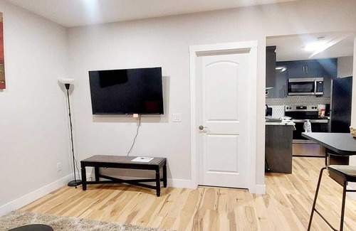 Southwest Calgary Maison | Southwest Cozy vibes, fast Wi-Fi – your chill Calgary escape starts here!