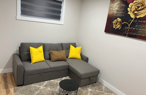 Southwest Calgary Maison | Southwest Cozy vibes, fast Wi-Fi – your chill Calgary escape starts here!