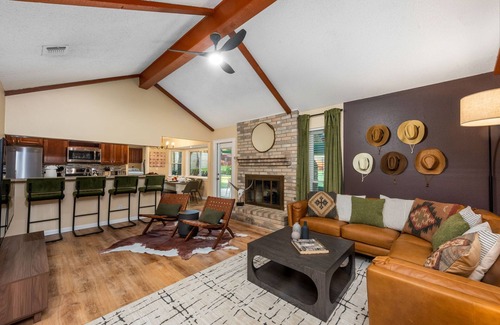 Blossoms Park Maison | Southwest Refresh- Heated Pool, Hot Tub, Game Room, Fire Pit, & Private Gym