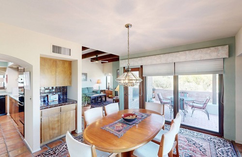 Catalina Foothills Estates Maison | Southwestern home with mountain views, grill, shared pool