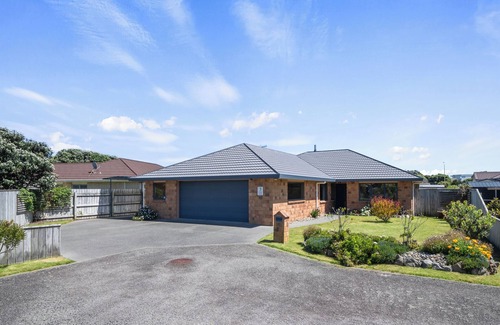 Waikanae Maison | Spa and Sands - Waikanae Beach Holiday Home
