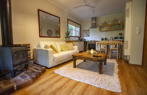 Mount Dandenong Cabine | Spa Cottage: Private rainforest with river
