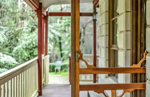 Mount Dandenong Cabine | Spa Cottage: Private rainforest with river