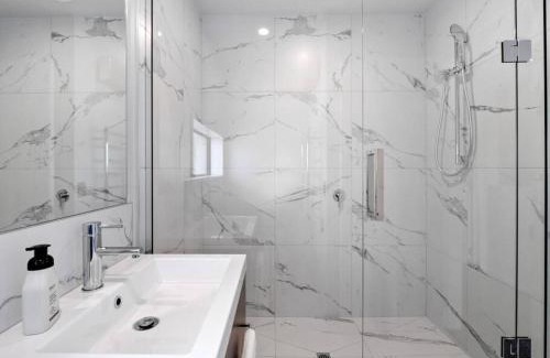Linwood Maison | Spa Hideaway in Central City with Parking