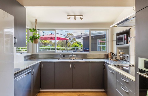 Richmond Heights Maison | Spa & Play @ Rainbow Point. Bikes, Kayaks & a walk to the beach, bar & shops