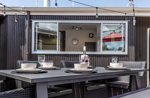 Richmond Heights Maison | Spa & Play @ Rainbow Point. Bikes, Kayaks & a walk to the beach, bar & shops