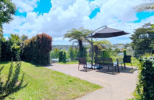 Glenfield Villa | Spa Retreat Spacious 7 BRS with 2 kitchen and 3 Baths Movie Night nice Garden