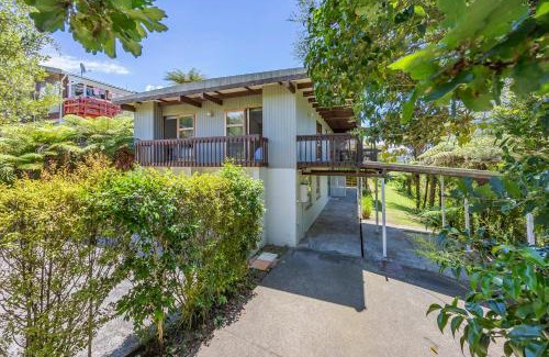 Glenfield Villa | Spa Retreat Spacious 7 BRS with 2 kitchen and 3 Baths Movie Night nice Garden