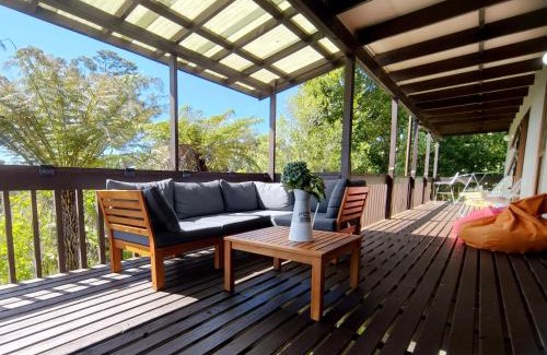 Glenfield Villa | Spa Retreat Spacious 7 BRS with 2 kitchen and 3 Baths Movie Night nice Garden