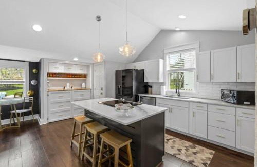 Woodbine Maison | Space Cowboy - Firepit Huge yard close2downtown