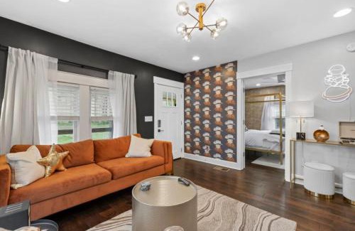 Woodbine Maison | Space Cowboy - Firepit Huge yard close2downtown