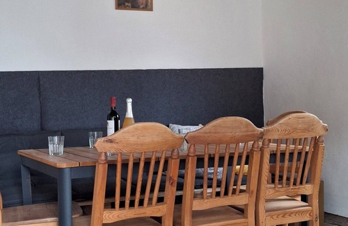 Gleichen Appartement | Space for a group, family & pets in a vacation apartment near the lake & garden