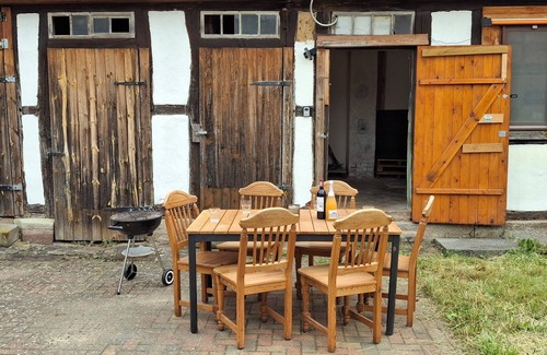 Gleichen Appartement | Space for a group, family & pets in a vacation apartment near the lake & garden