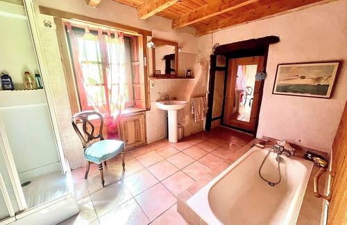 Ambert Autre | Spacieuse maison en pierre de taille nichée à la lisière de la forêt!