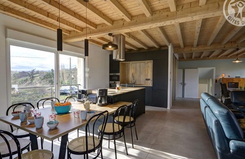 Saint-Just-Saint-Rambert Cottage | Gîte spacieux, 4 chambres, cheminée, jardin clos, proche Saint-Just-Saint-Rambert