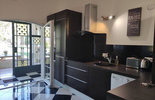Sainte-Cecile-les-Vignes Maison | Demeure de maître, spacieuse, climatisée ,Grande piscine privée15x6, Grand parc.