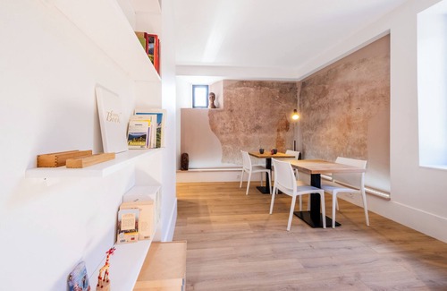 Saint-Jean-de-Maurienne Lit Et Petit-Déjeuner | Chambre spacieuse et lumineuse dans une tour médiévale. Espace partagé au RDC.