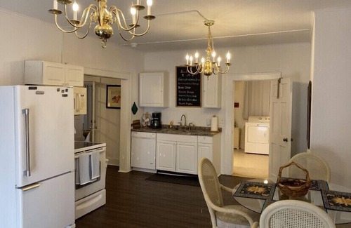 DeLand Appartement | The Theater Suite - une chambre spacieuse et joliment aménagée près de Stetson