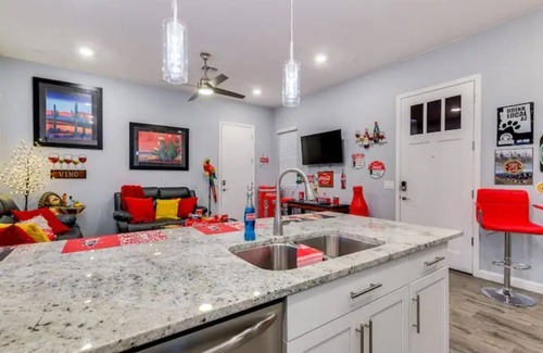 Maryvale Maison | Spacious 1 Bd guesthouse. 1 QS bed +1 QS sleeper sofa Close to Spring training