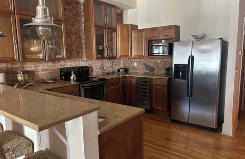 Wabasha Copropriété | Spacious 1 bed/1 bath historical loft offers exposed brick, and high ceilings.