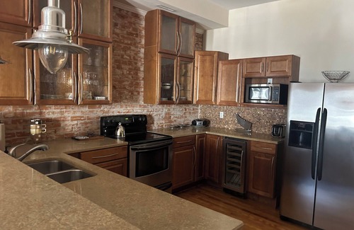 Wabasha Copropriété | Spacious 1 bed/1 bath historical loft offers exposed brick, and high ceilings.