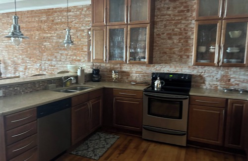 Wabasha Copropriété | Spacious 1 bed/1 bath historical loft offers exposed brick, and high ceilings.