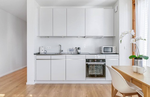 Neudorf-Weimershof Appartement | Spacious 1-Bedroom Apartment with Parking - 10 Mins to Airport/Train Station