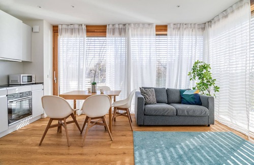 Neudorf-Weimershof Appartement | Spacious 1-Bedroom Apartment with Parking - 10 Mins to Airport/Train Station