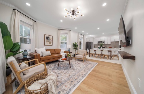 Meeting House Hill Maison | Spacious 10 BR 2 units duplex style near train to Downtown