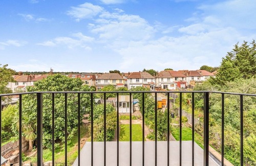 Bowes Maison | Spacious 10-Guest Home in N13 – Stylish, Comfortable & Great Location