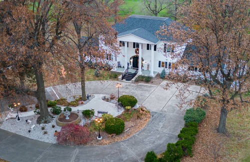 Marissa Maison | Spacious 1845 Mansion with modern amenities. Loved by large groups, 5bd/4.5ba!