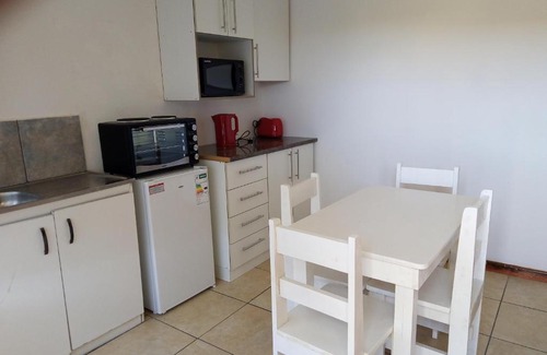 Vredenburg Maison | Spacious 1bed + braai 13km to Paternoster beach